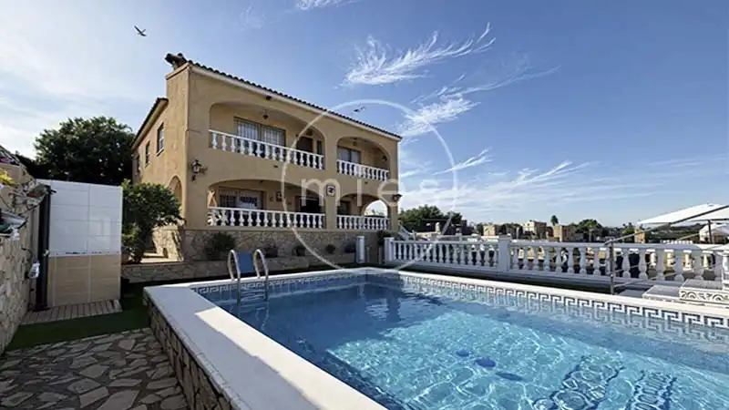 Vista exterior de Casa o chalet en venta en Montroi / Montroy con Aire acondicionado, Calefacción y Jardín privado