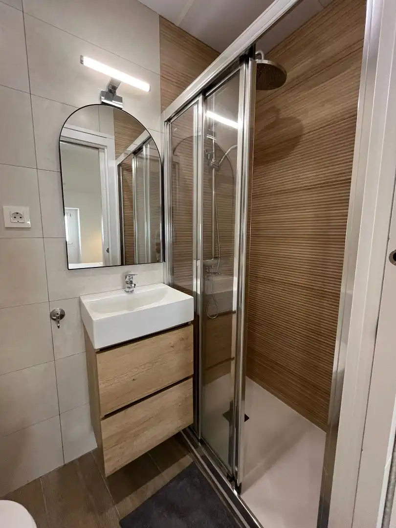 Bathroom of Flat for share in Madrid  with Air Conditioner, Furnished and Oven