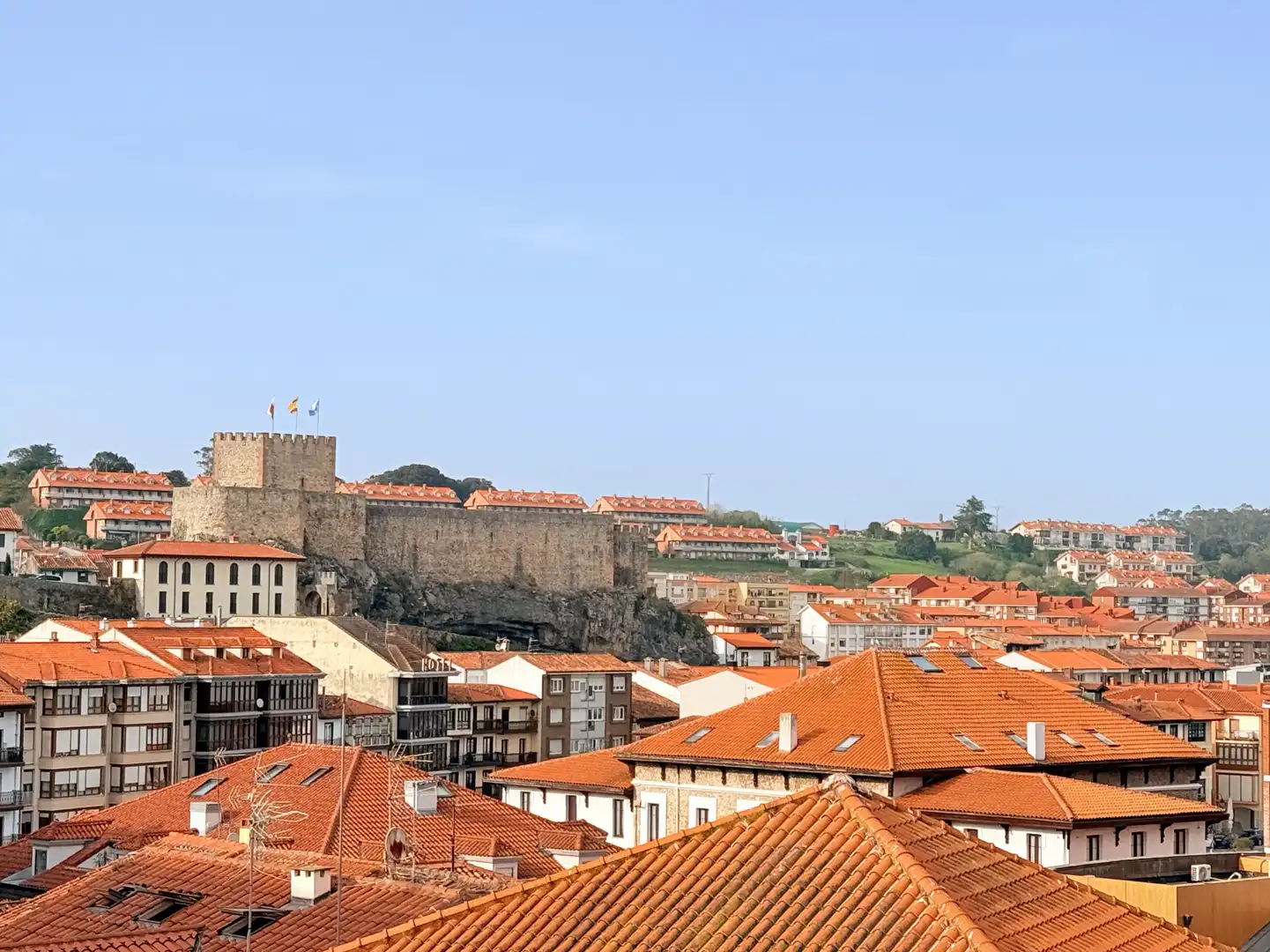 Vista exterior de Piso en venta en San Vicente de la Barquera con Calefacción y Terraza