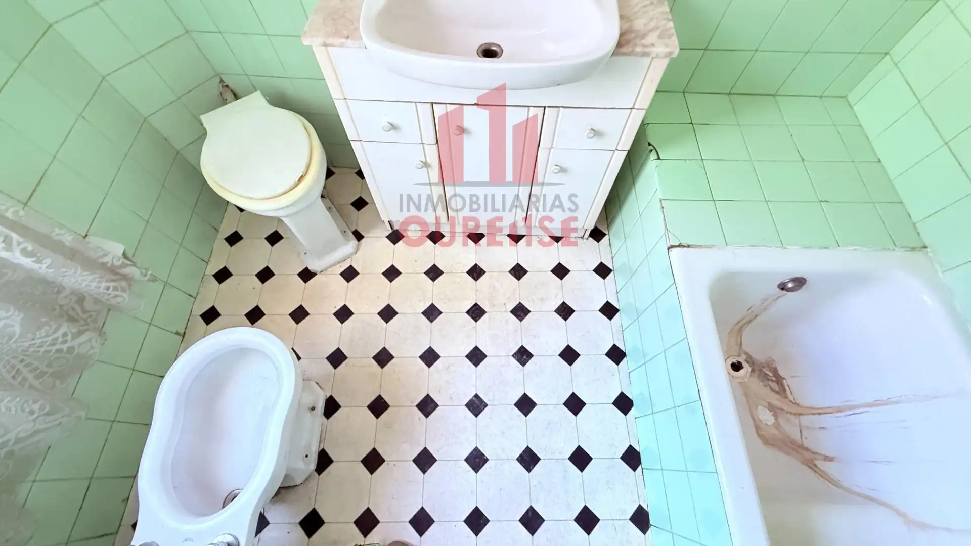 Bany de Pis en venda en Ourense Capital  amb Balcó