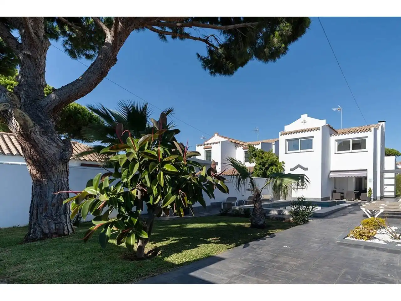 Vista exterior de Casa o chalet en venta en Chiclana de la Frontera con Aire acondicionado, Jardín privado y Terraza