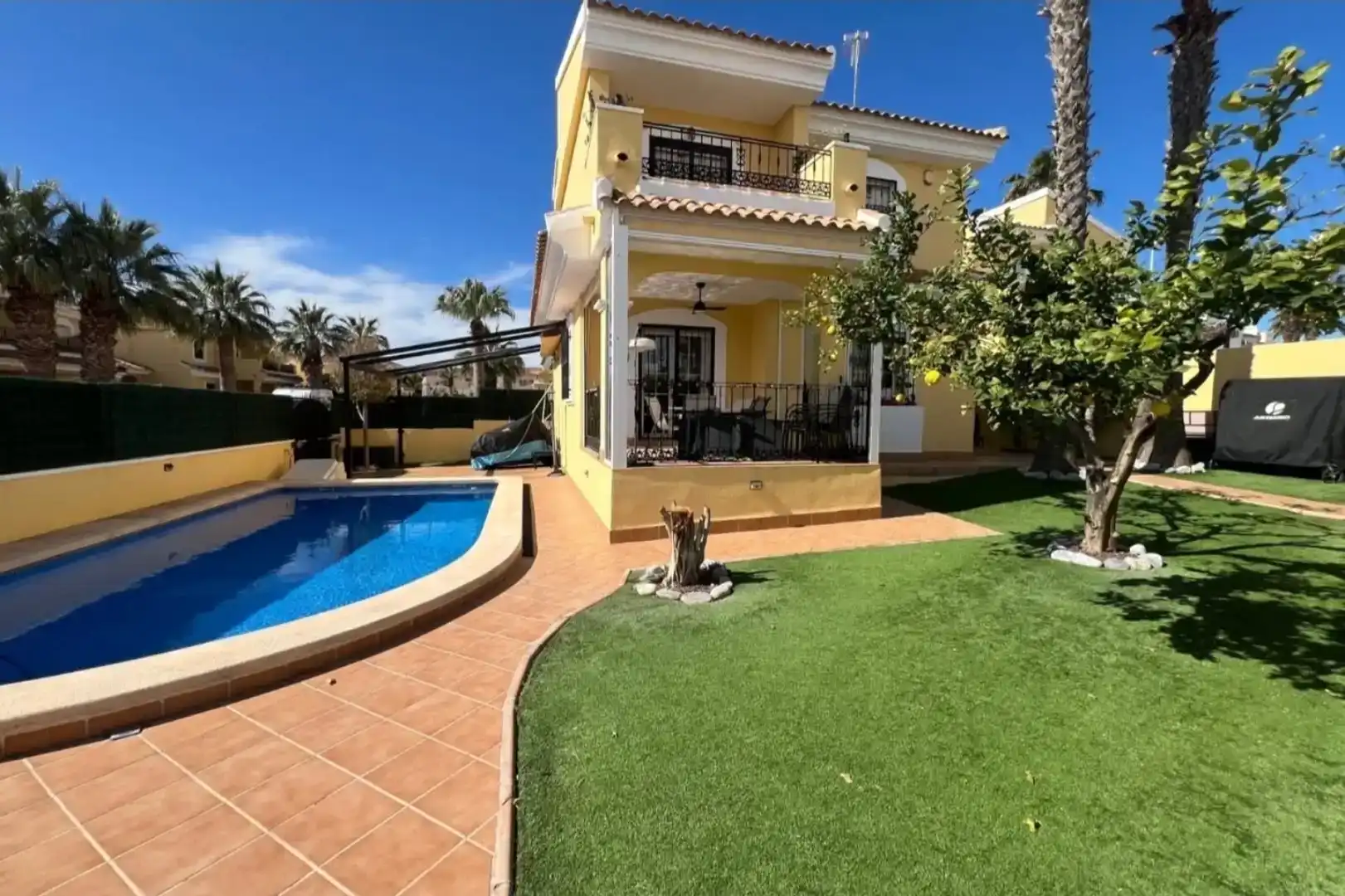 Vista exterior de Casa o xalet en venda en Orihuela amb Aire condicionat, Piscina i Balcó