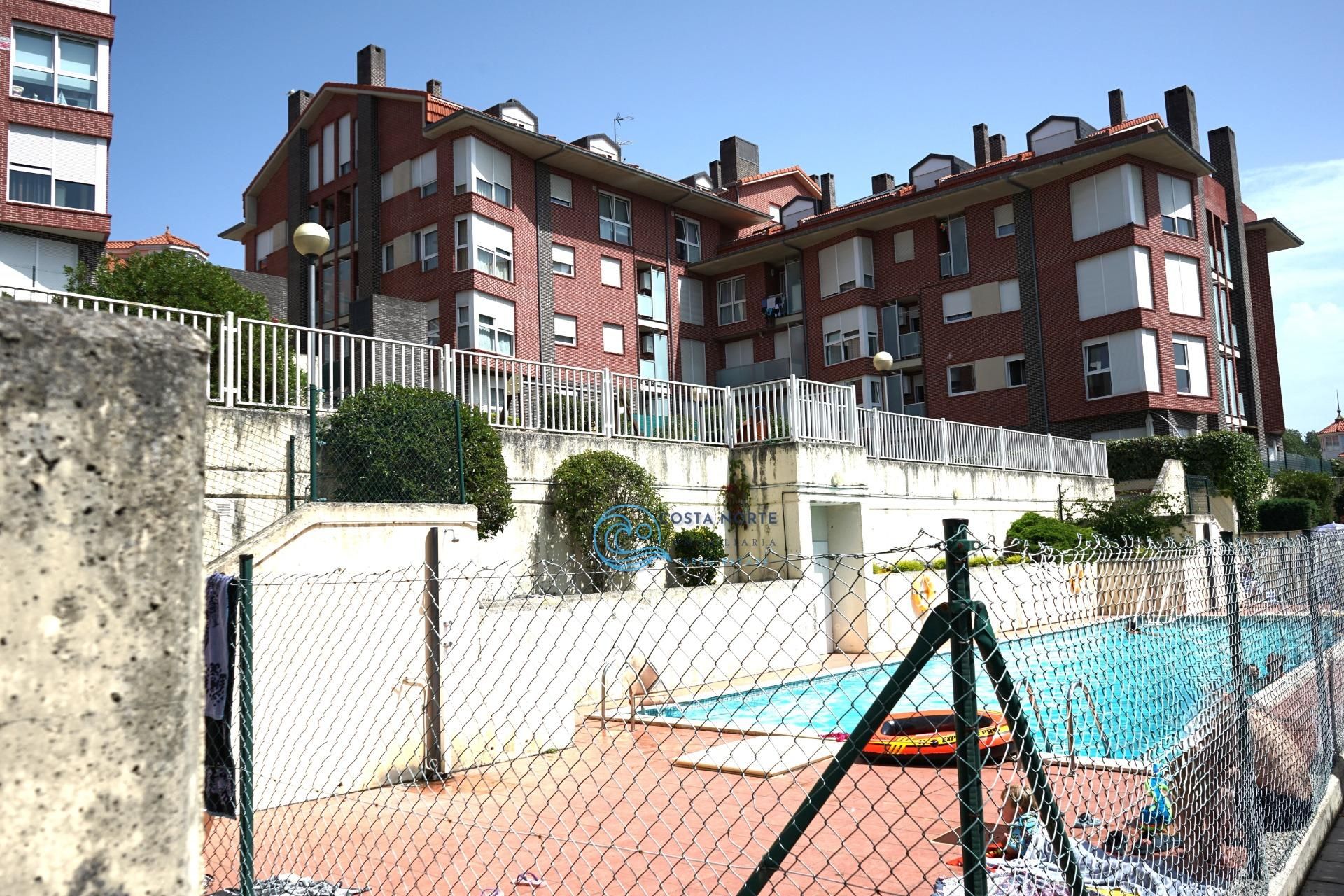 Piscina de Pis en venda en San Vicente de la Barquera amb Calefacció, Jardí privat i Terrassa