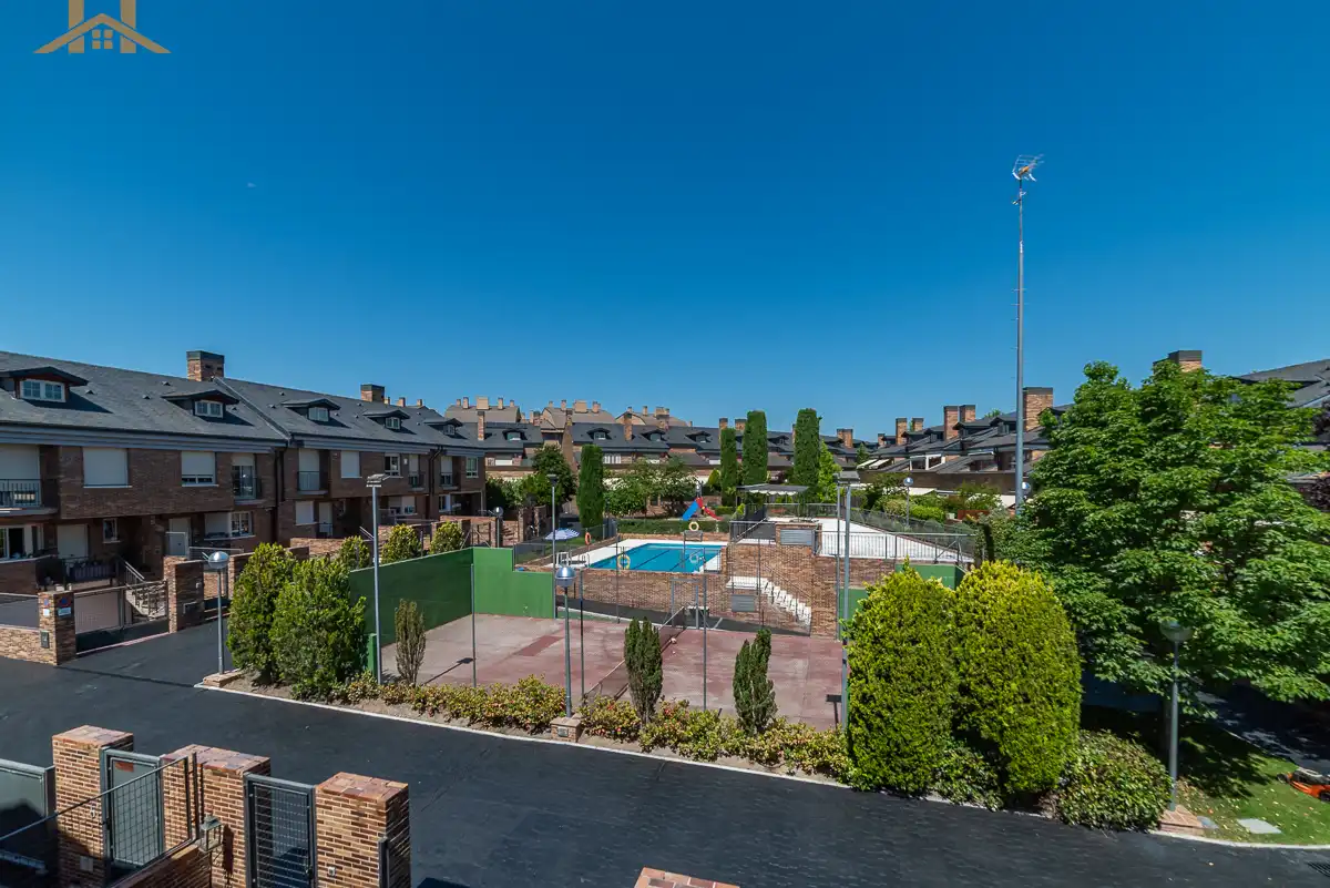 Terrassa de Casa adosada en venda en Boadilla del Monte amb Aire condicionat, Calefacció i Jardí privat