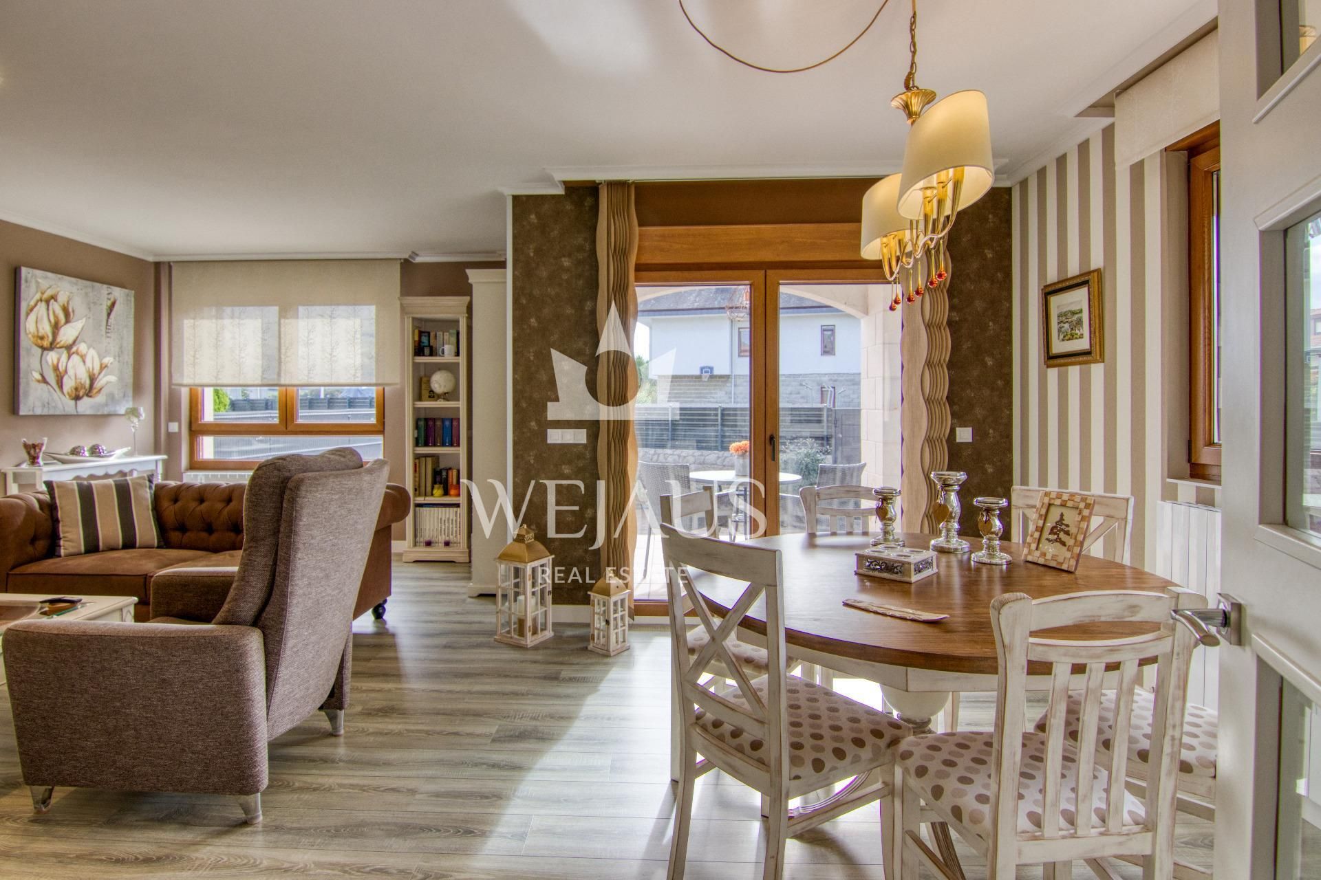 Menjador de Casa adosada en venda en Reocín amb Jardí privat, Terrassa i Moblat