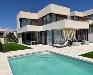 Vista exterior de Casa o xalet de lloguer en Finestrat amb Aire condicionat, Terrassa i Piscina