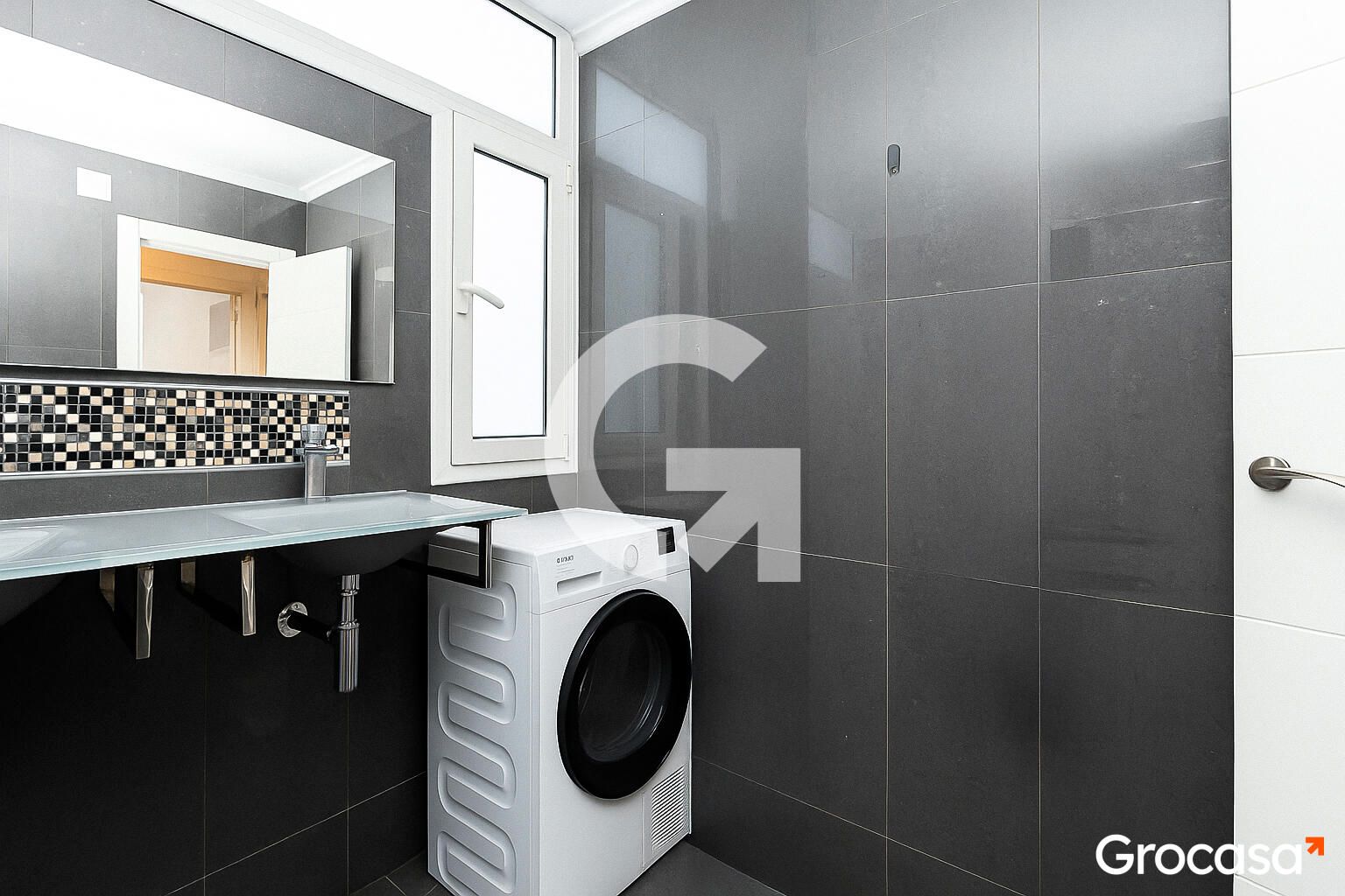 Bathroom of Flat for sale in  Barcelona Capital  with Air Conditioner, Furnished and Oven