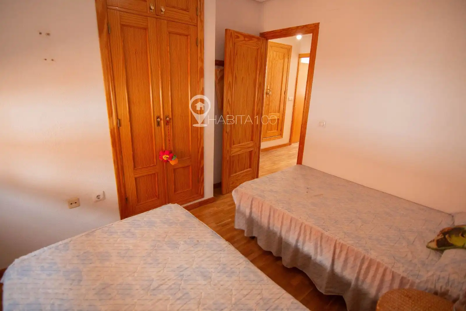 Dormitori de Casa adosada en venda en Cuenca amb Calefacció i Moblat