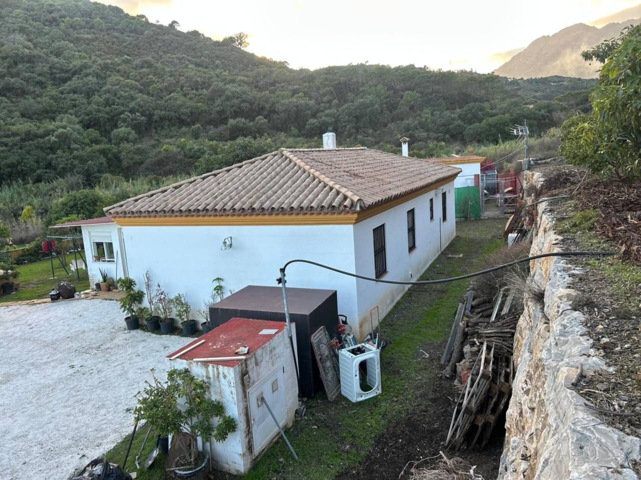 Vista exterior de Finca rústica en venda en Estepona amb Aire condicionat, Calefacció i Jardí privat