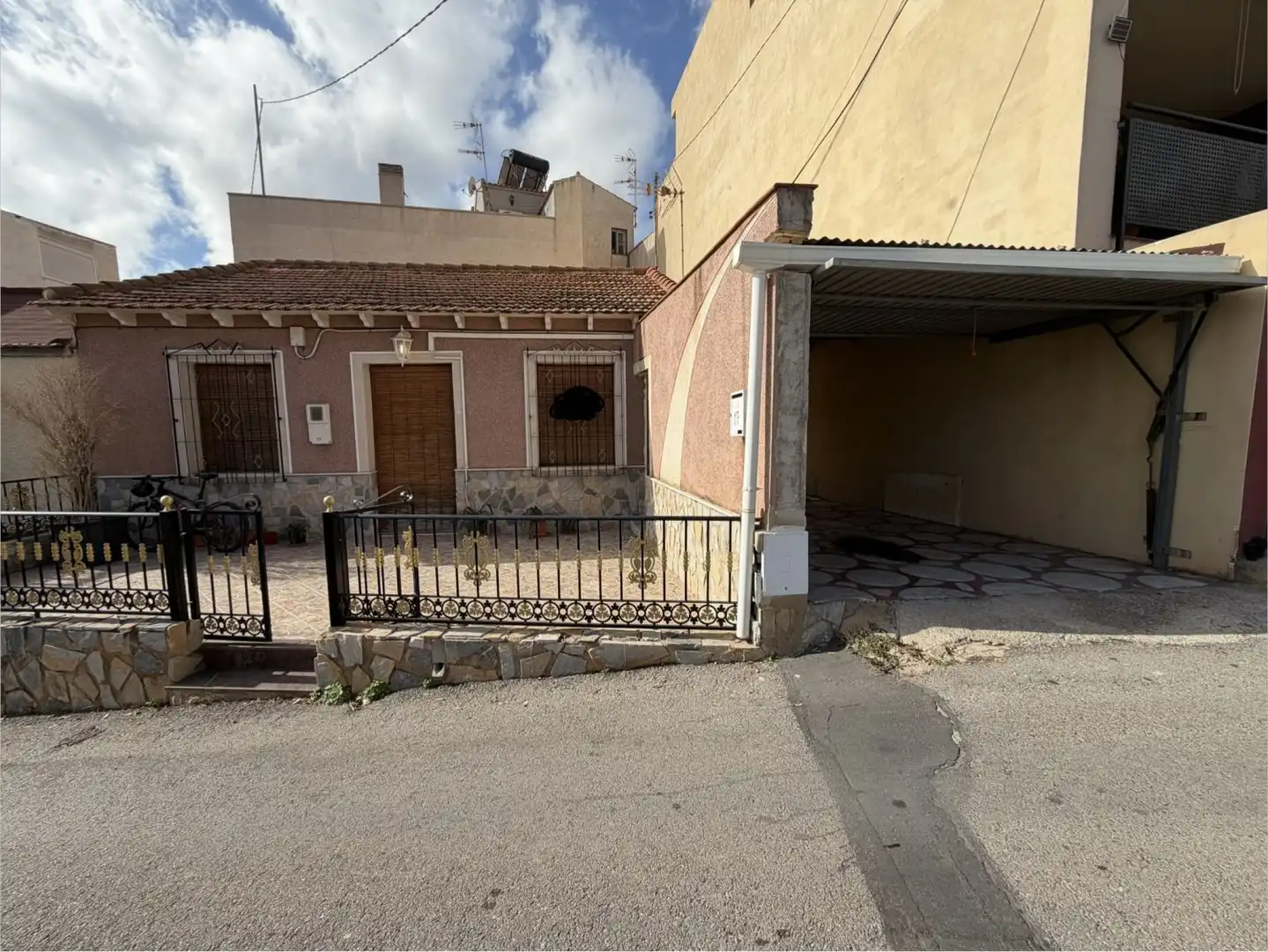 Vista exterior de Casa o xalet en venda en Orihuela amb Aire condicionat i Terrassa