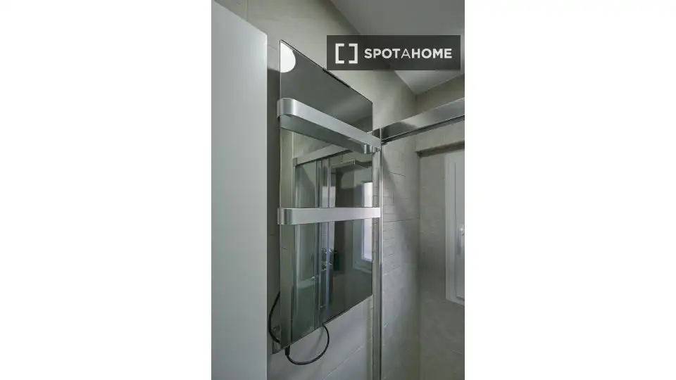 Bathroom of Flat for rent in Madrid  with Air Conditioner, Heating and Furnished