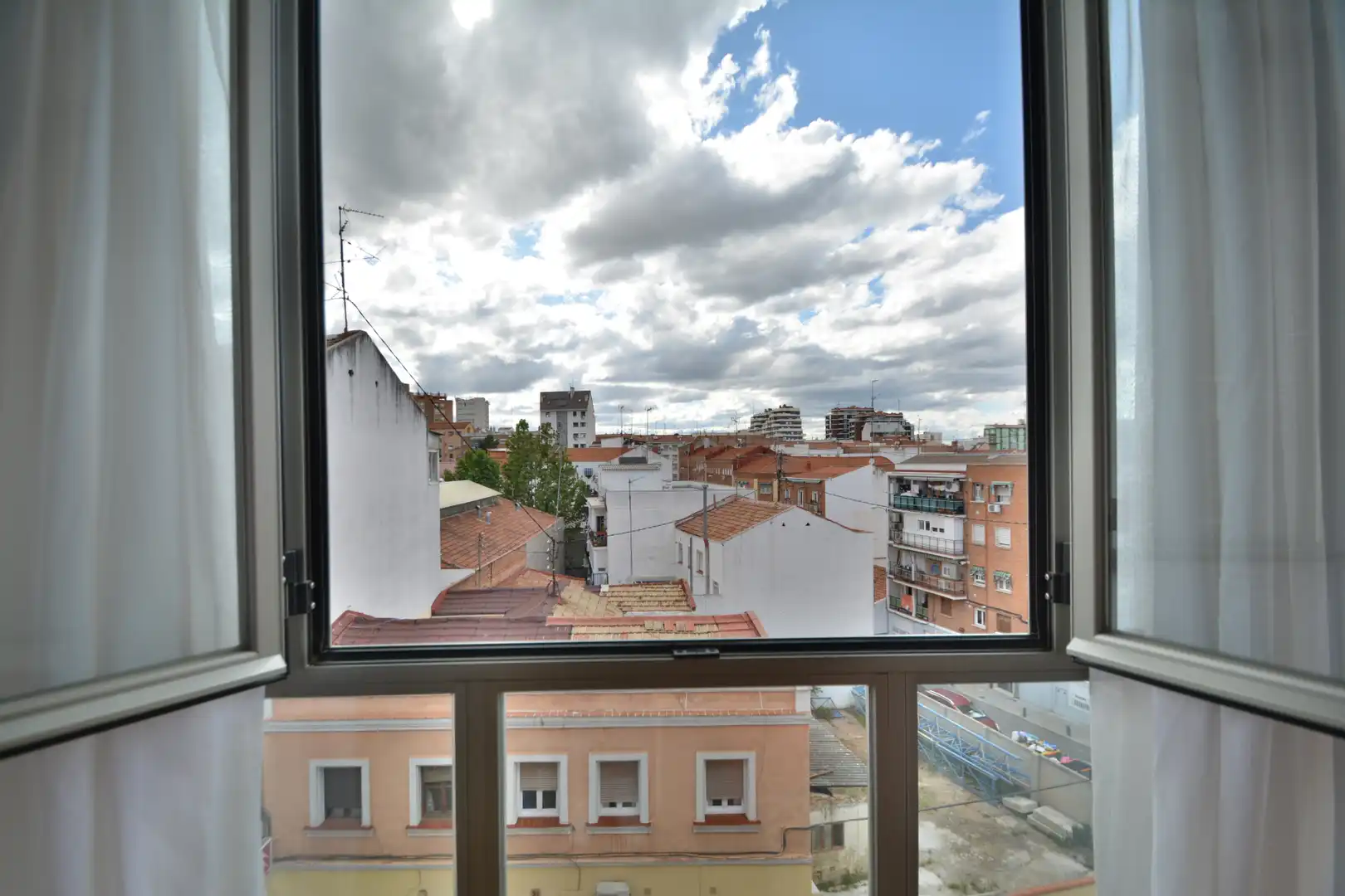 Vista exterior de Piso de alquiler en Madrid con Aire acondicionado, Trastero y Amueblado