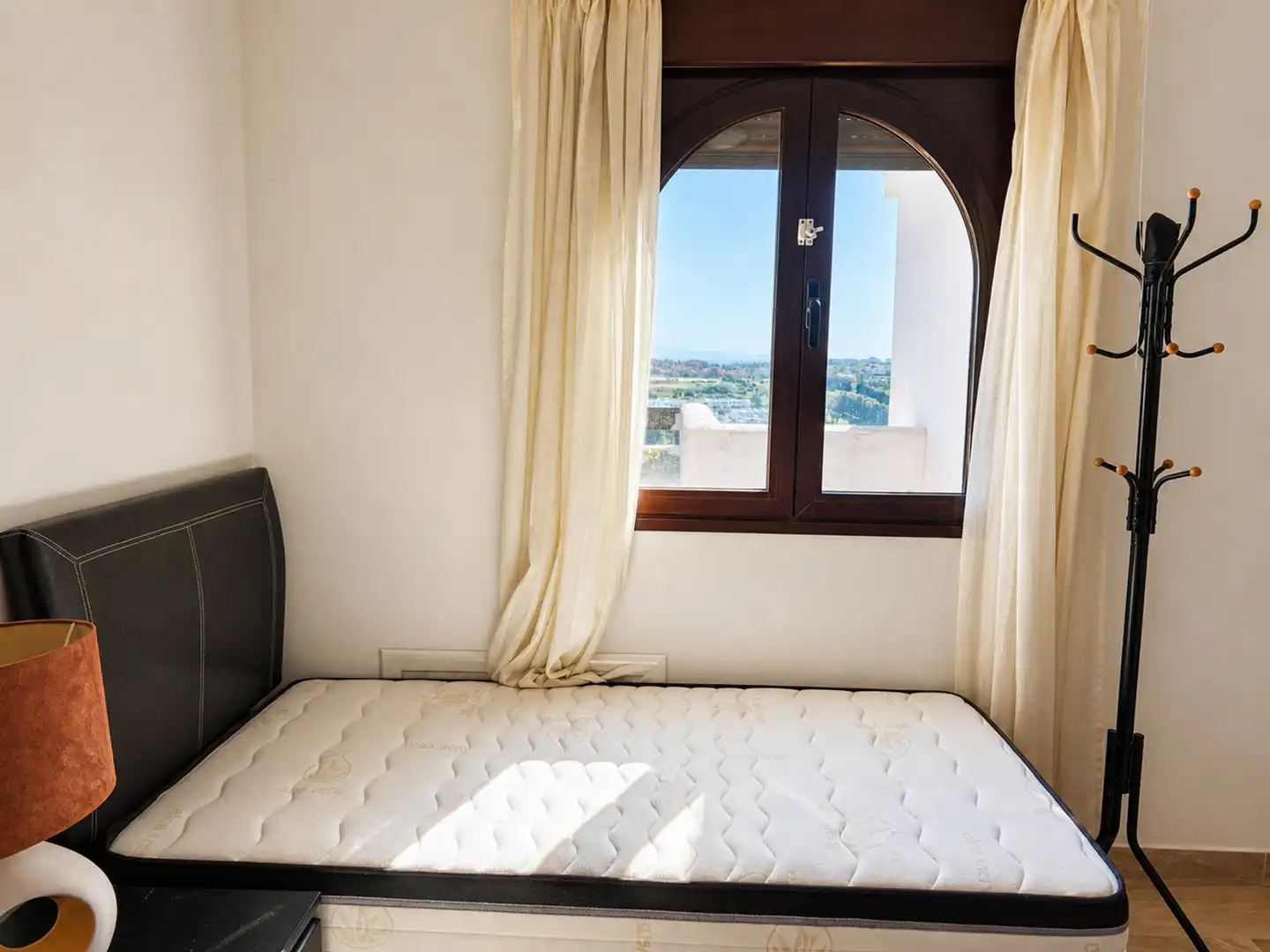 Dormitori de Apartament en venda en Casares amb Aire condicionat, Terrassa i Piscina