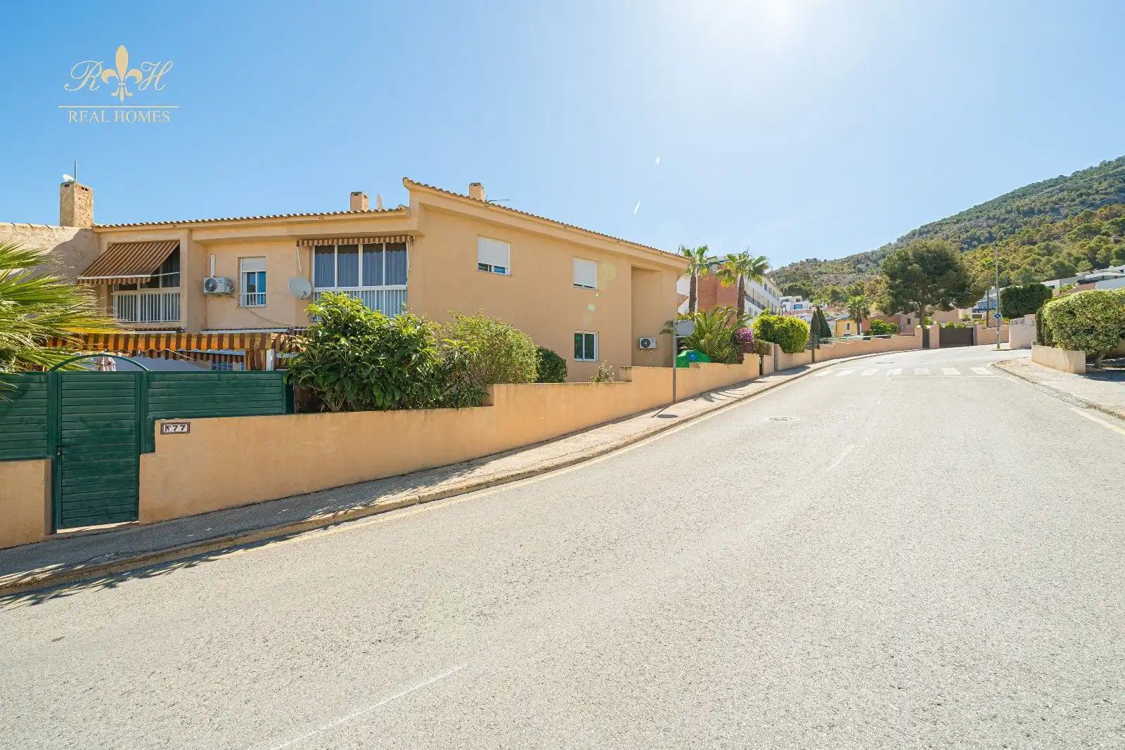 Vista exterior de Casa adosada en venda en L'Alfàs del Pi amb Aire condicionat, Calefacció i Jardí privat
