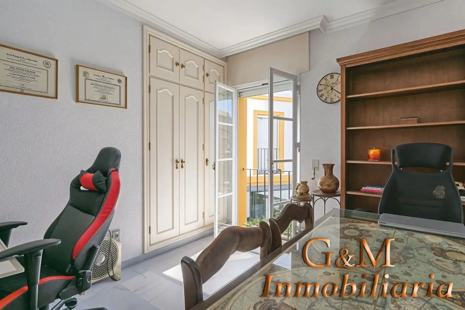 Einfamilien-Reihenhaus zum Verkauf in Estepona mit Privatgarten, Terrasse und Balkon
