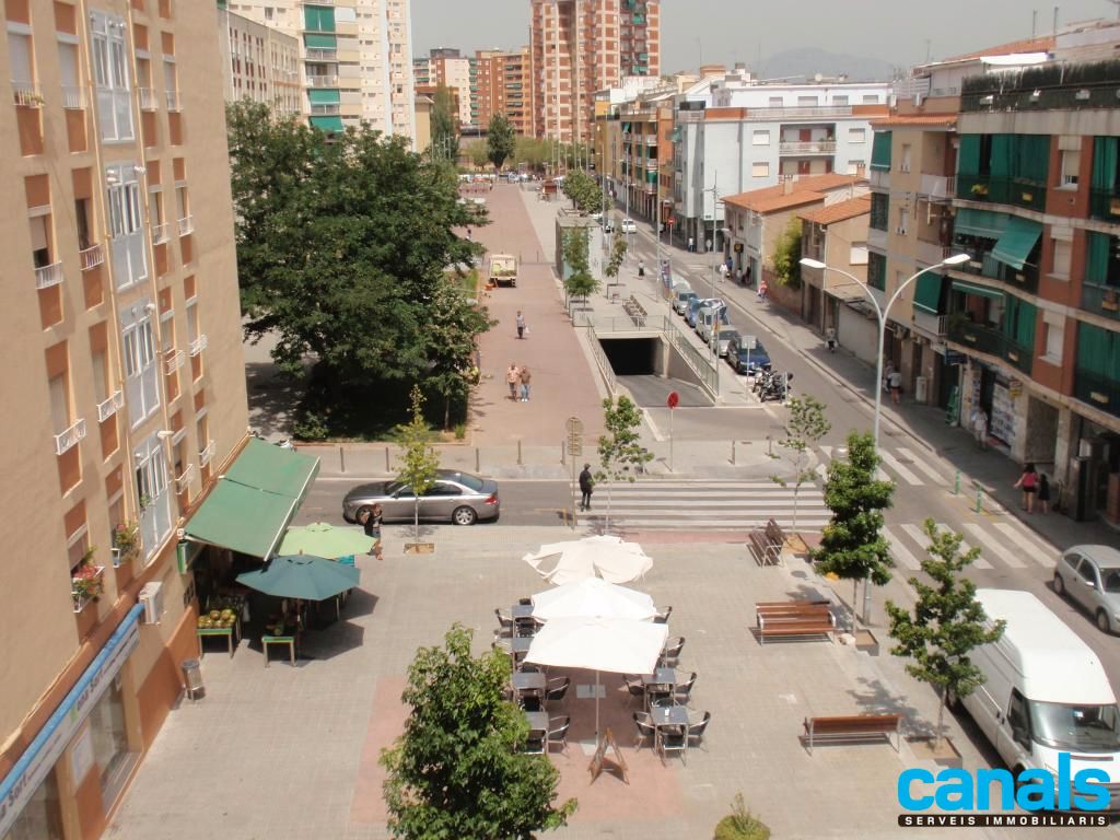 Vista exterior de Garatge en venda en Cerdanyola del Vallès