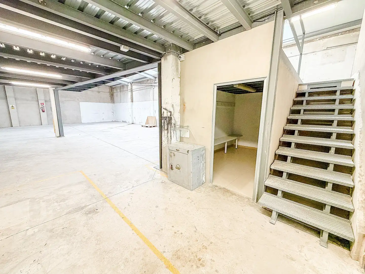 Nave industrial en venta en Villena con Calefacción y Alarma