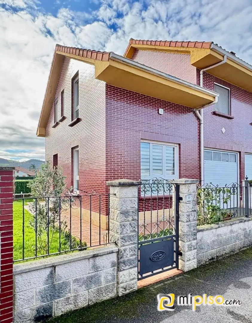 Vista exterior de Casa adosada en venta en Solórzano con Calefacción y Jardín privado