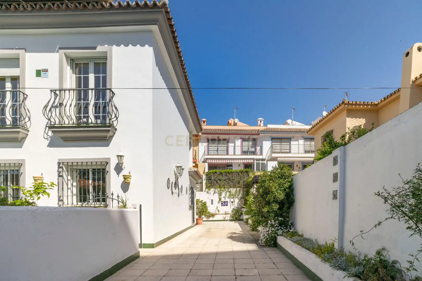 Vista exterior de Casa o xalet en venda en Fuengirola amb Aire condicionat, Jardí privat i Traster