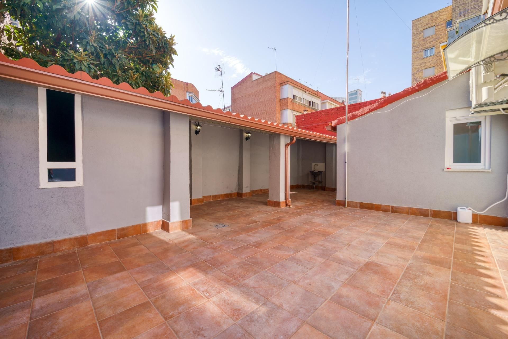 Terraza de Casa o chalet de alquiler en  Madrid Capital con Aire acondicionado, Calefacción y Jardín privado