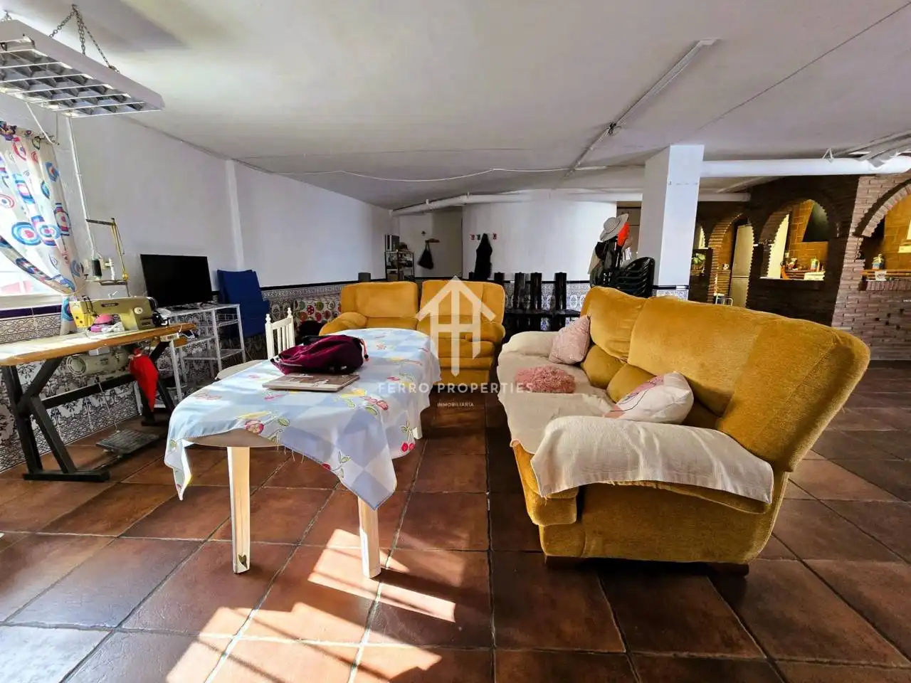 Sala d'estar de Casa o xalet en venda en Loja amb Jardí privat, Terrassa i Piscina
