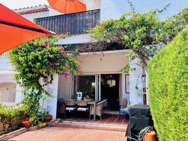 Adossat amb piscina en venda a Calle Calendula 18