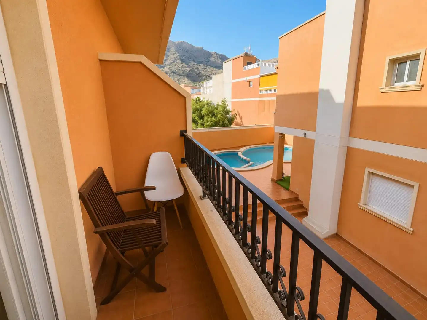 Terrassa de Casa adosada en venda en Helechosa de los Montes amb Calefacció, Jardí privat i Terrassa
