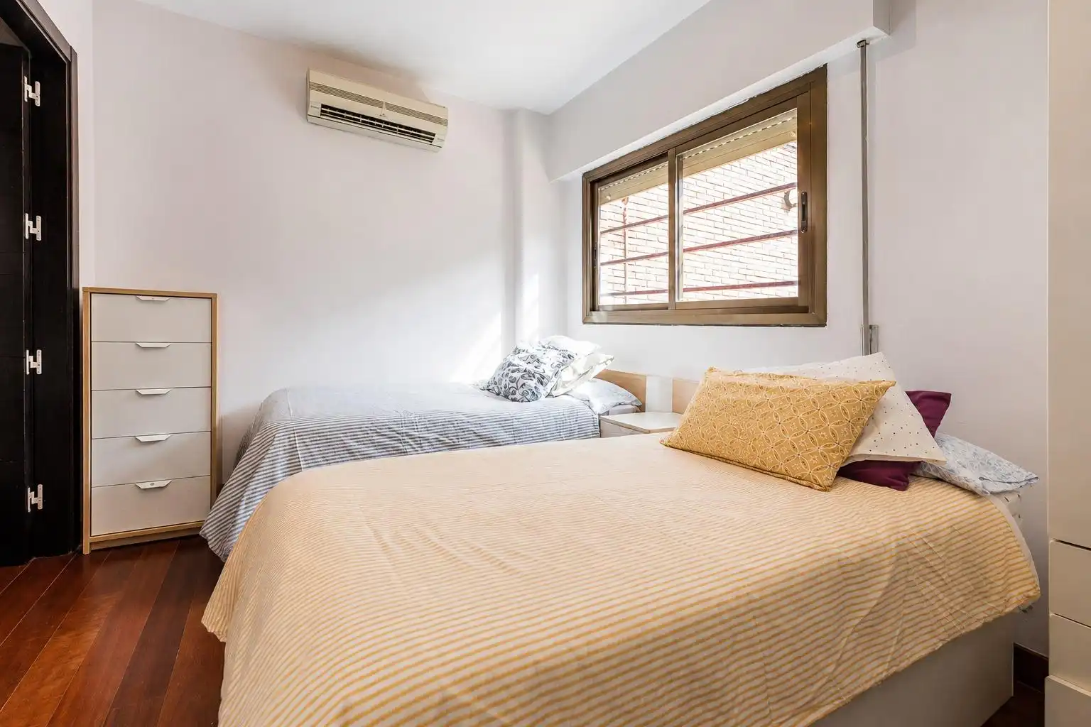 Schlafzimmer von Maisonette zum Verkauf in La Moraleja mit Klimaanlage, Heizung und Privatgarten