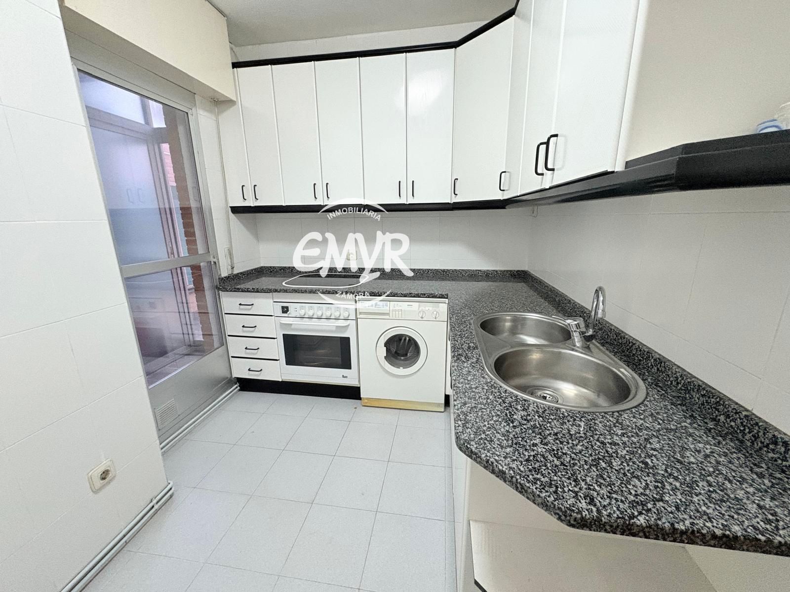 Cuina de Pis en venda en Zamora Capital  amb Calefacció, Parquet i Terrassa