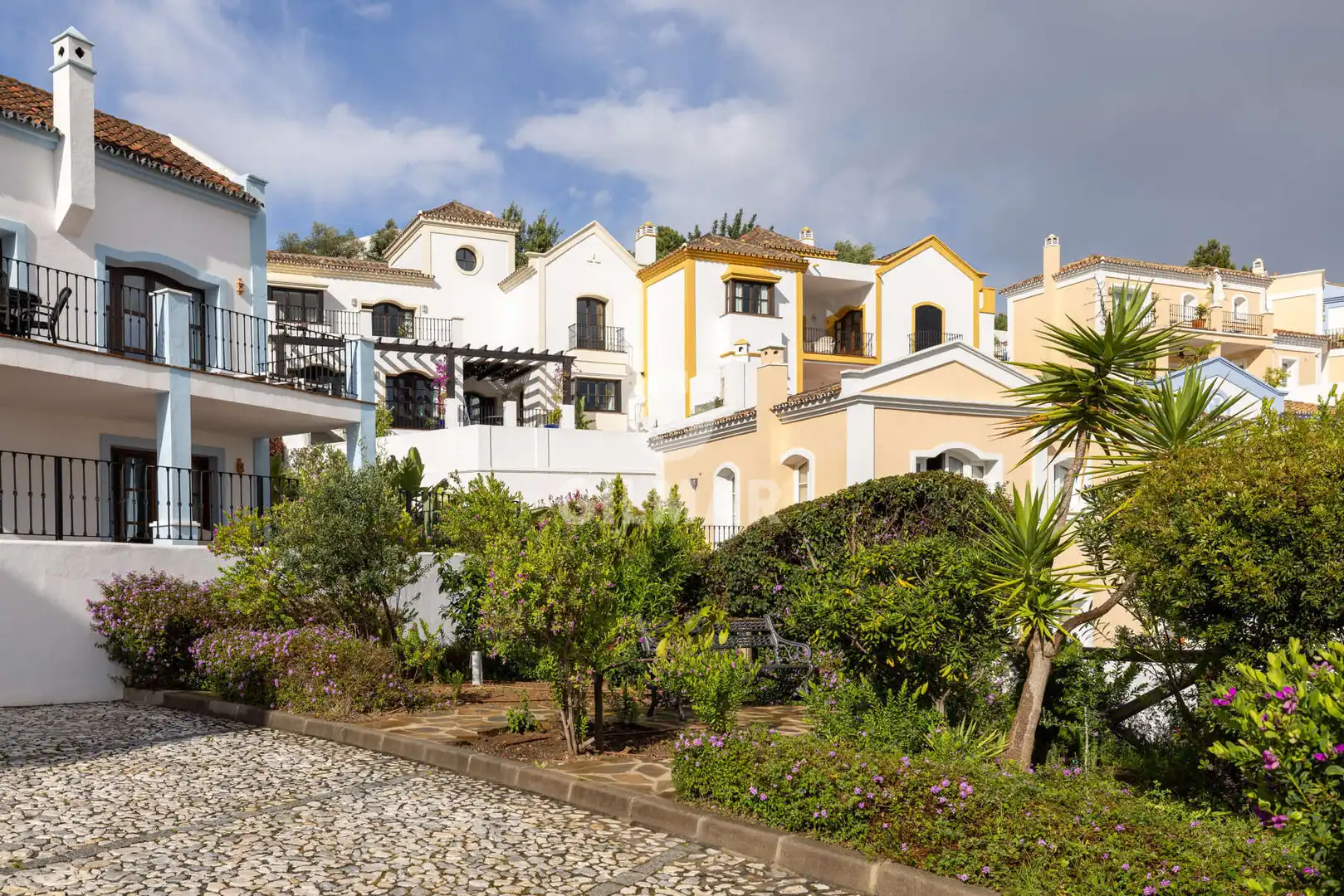 Vista exterior de Casa adosada en venta en Benahavís con Calefacción y Piscina