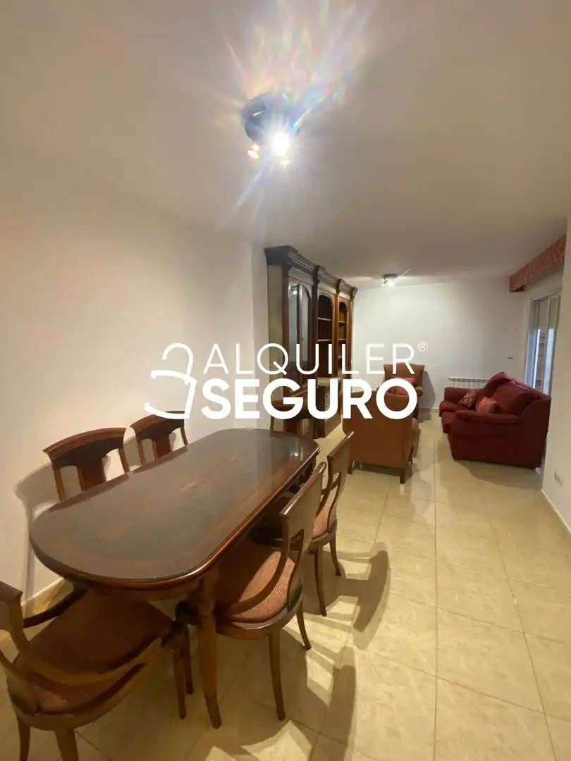 Flat with pool to rent in peñalver