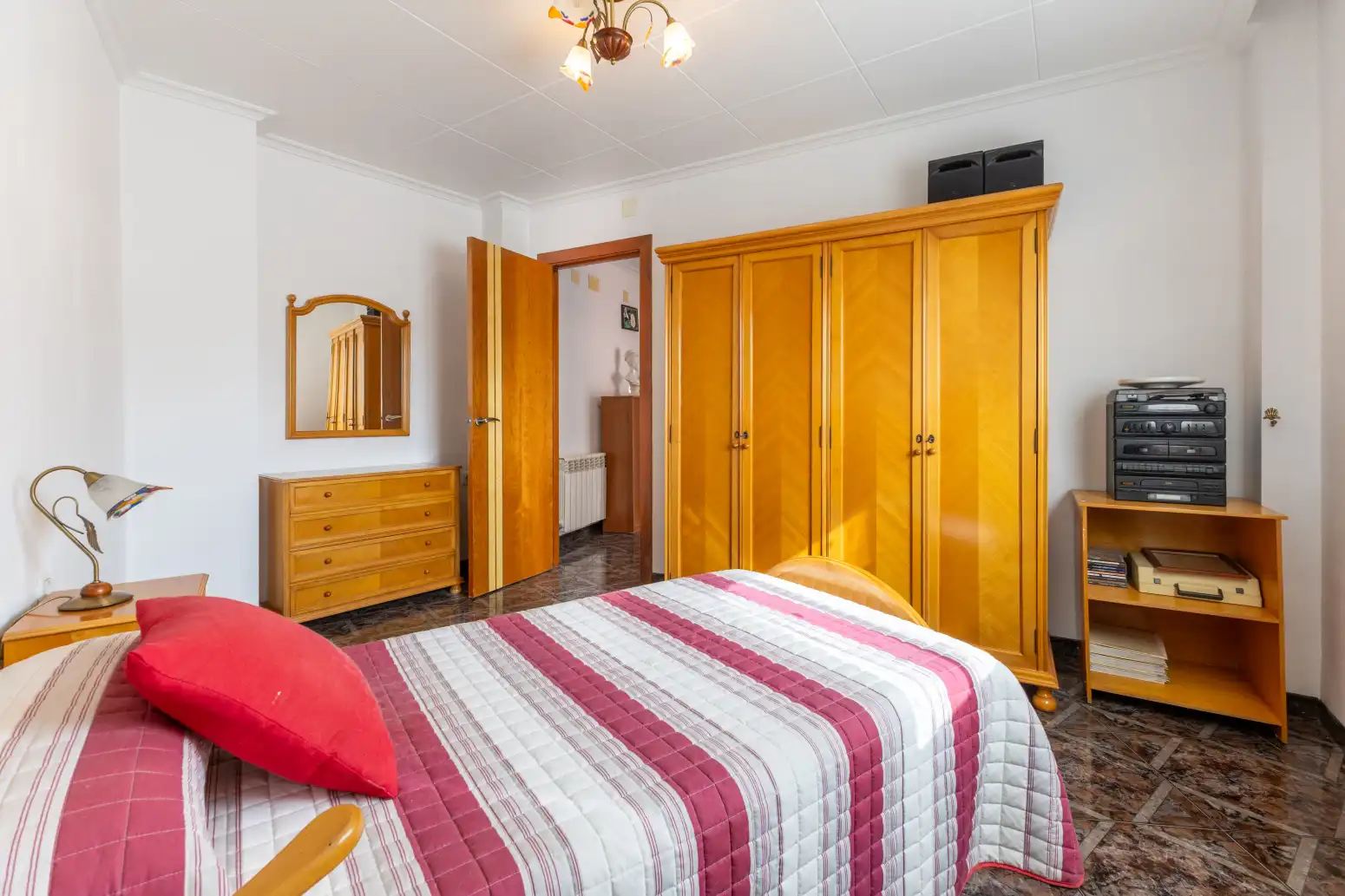 Dormitori de Casa o xalet en venda en Viver amb Terrassa i Moblat