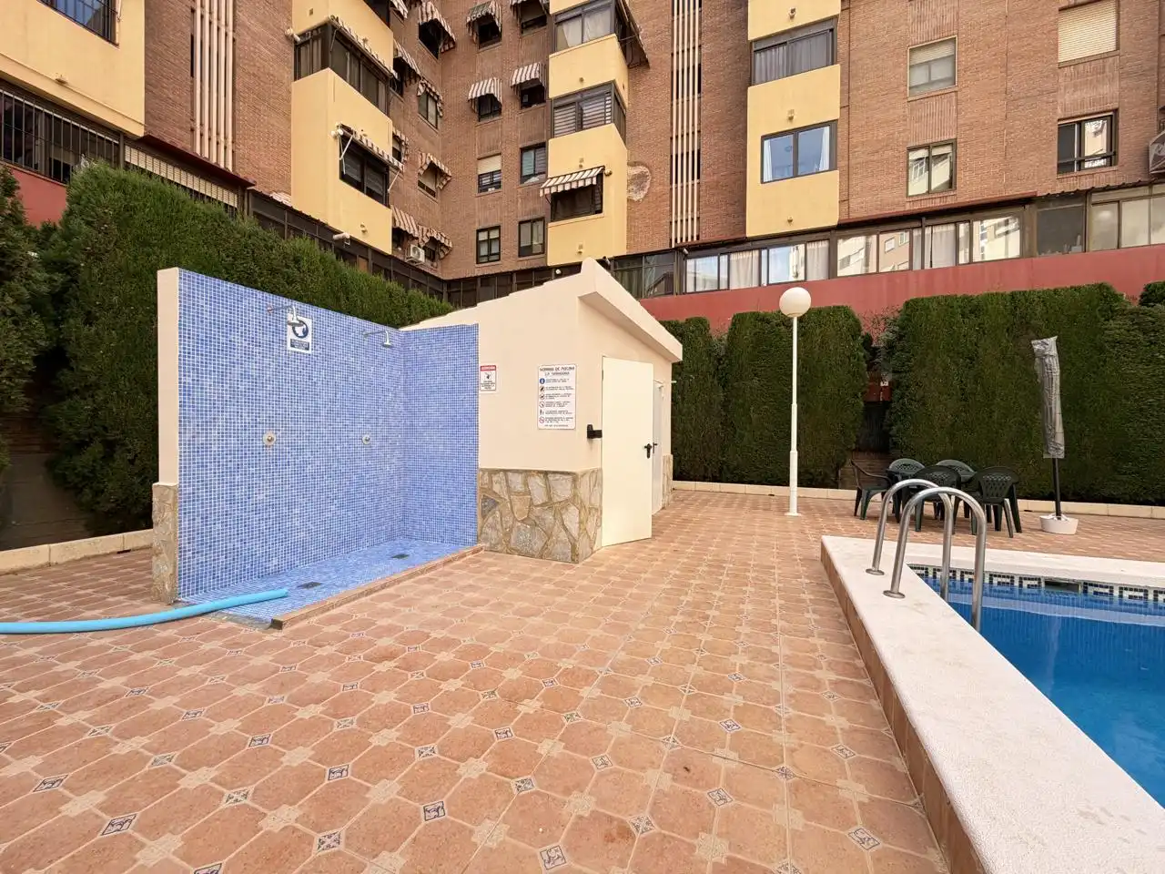 Schwimmbecken von Wohnung zum Verkauf in Alicante / Alacant mit Klimaanlage, Privatgarten und Terrasse