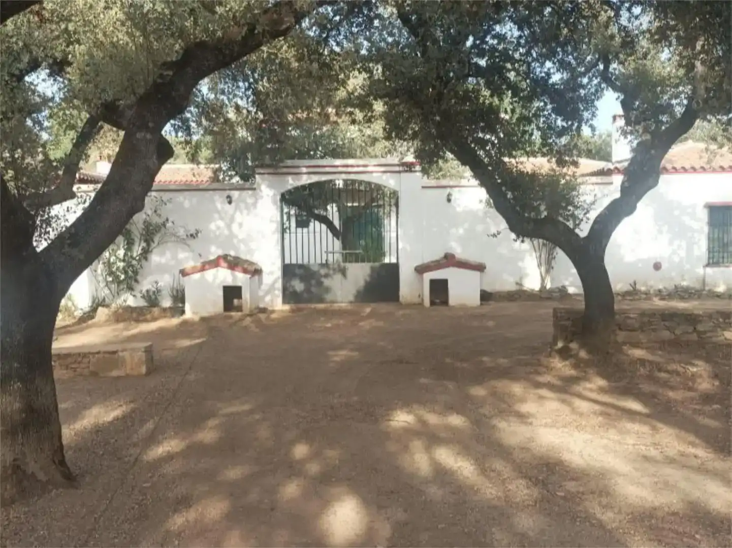 Vista exterior de Pis en venda en Alanís amb Jardí privat, Piscina i Moblat