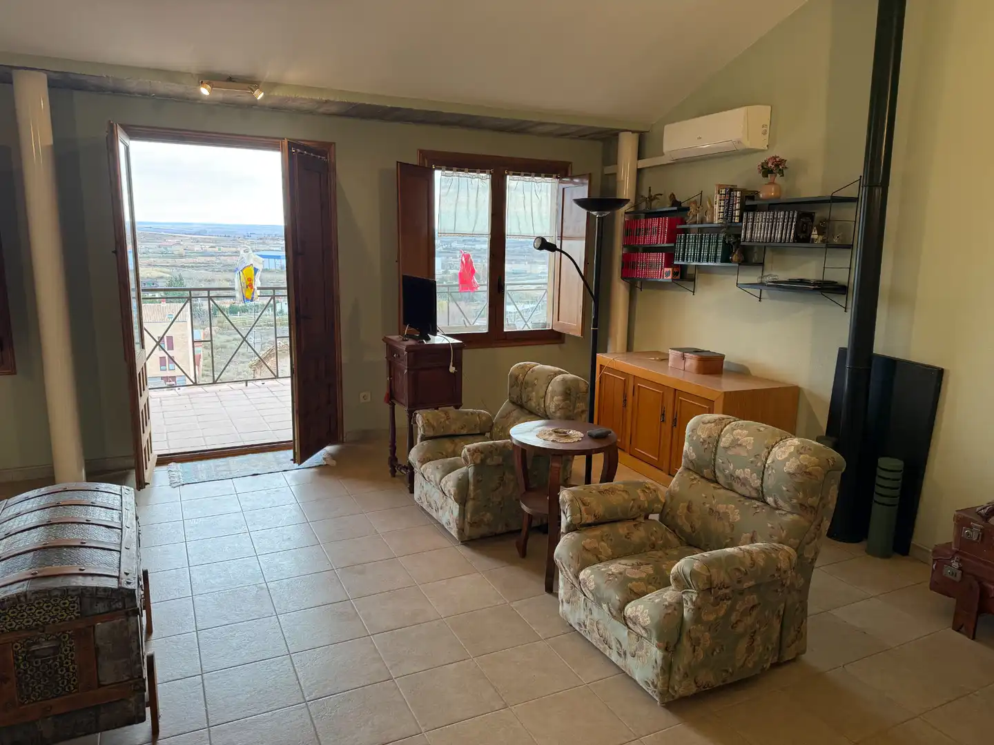 Sala d'estar de Casa o xalet en venda en Calatorao amb Calefacció, Jardí privat i Terrassa