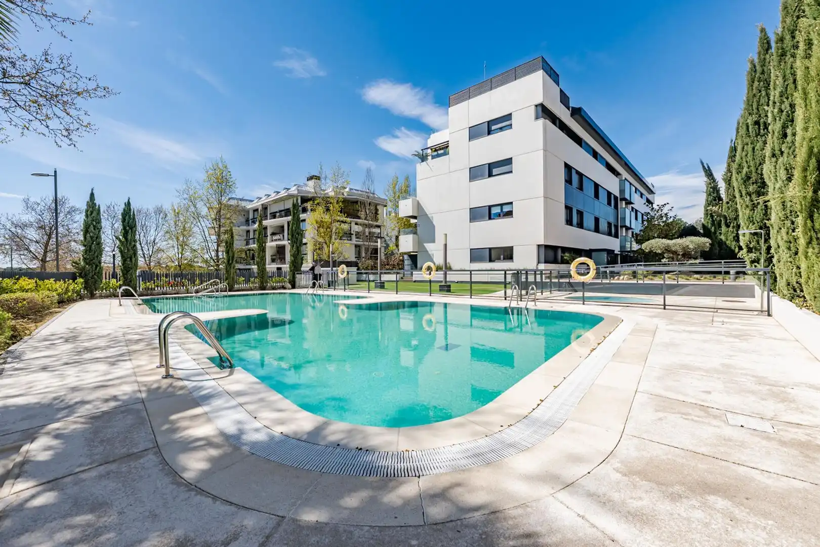 Schwimmbecken von Wohnung zum Verkauf in Boadilla del Monte mit Klimaanlage, Heizung und Terrasse