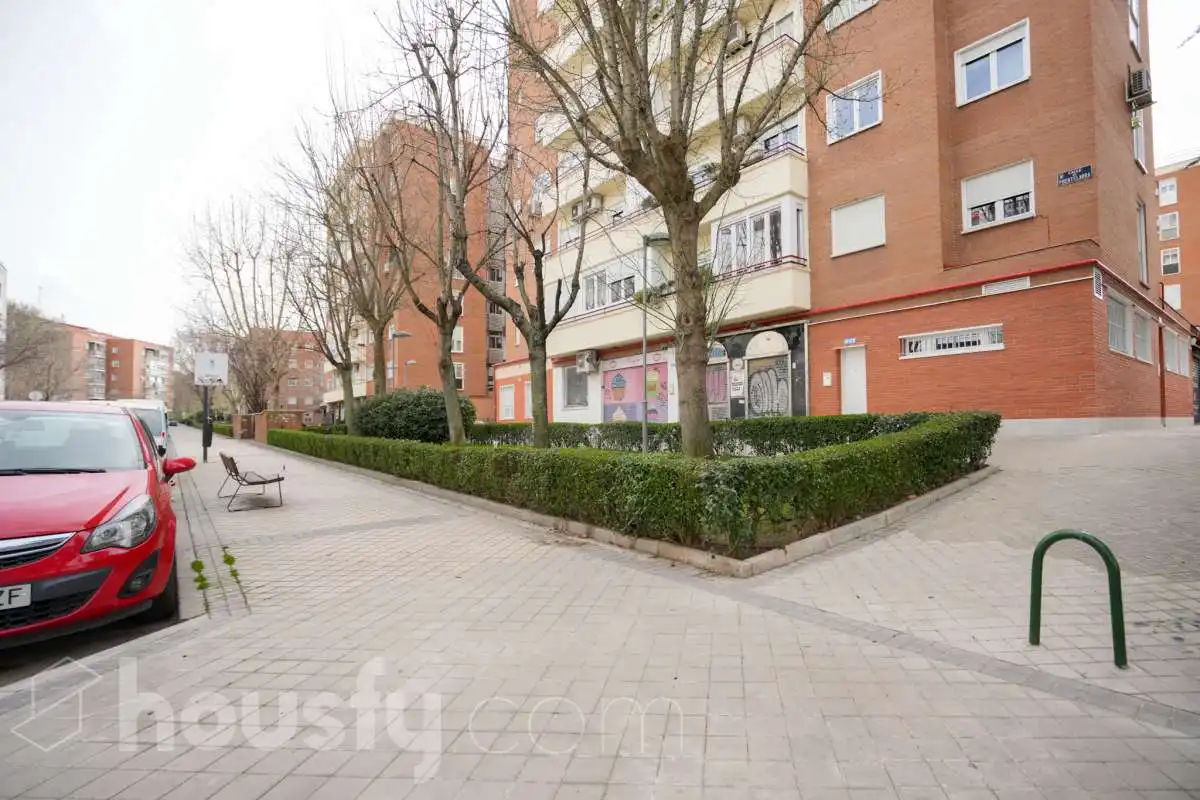 Vista exterior de Local en venda en Madrid