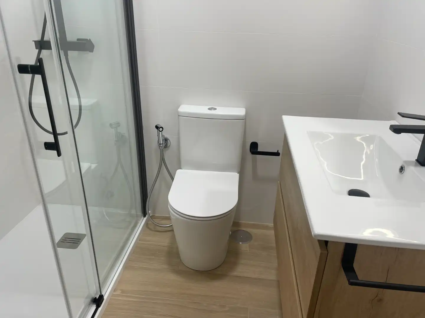 Bathroom of Flat for sale in Vigo   with Heating, Parquet flooring and Oven