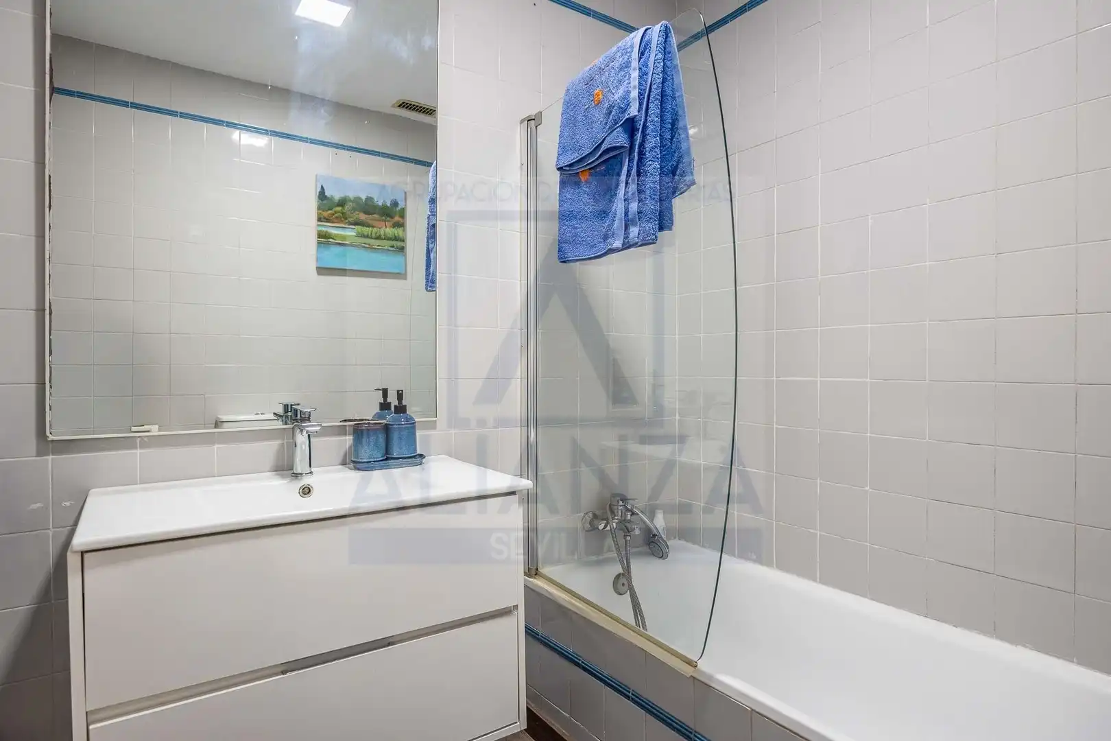Badezimmer von Einfamilien-Reihenhaus zum Verkauf in Mairena del Aljarafe mit Klimaanlage und Privatgarten