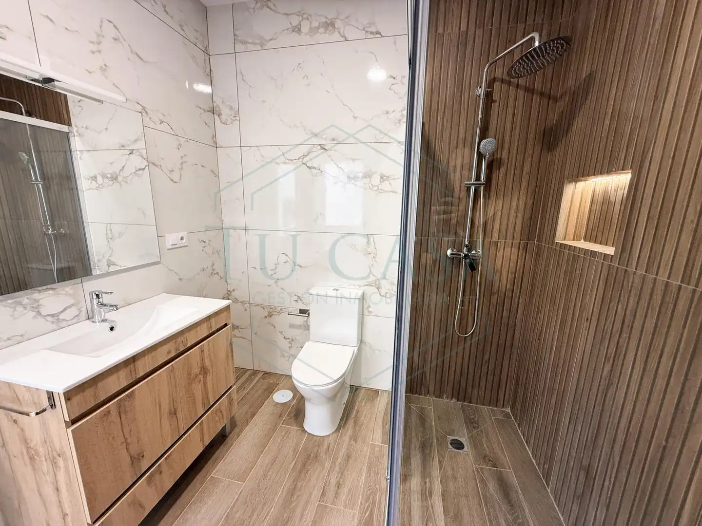 Badezimmer von Wohnungen zur Miete in Chiclana de la Frontera mit Klimaanlage und Möbliert