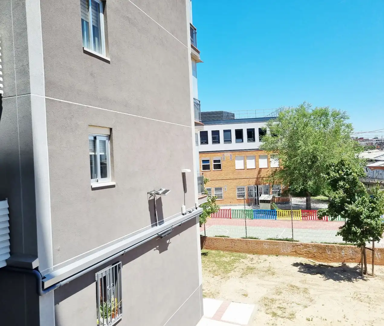 Außenansicht von Wohnung zum Verkauf in Fuenlabrada mit Klimaanlage, Heizung und Terrasse