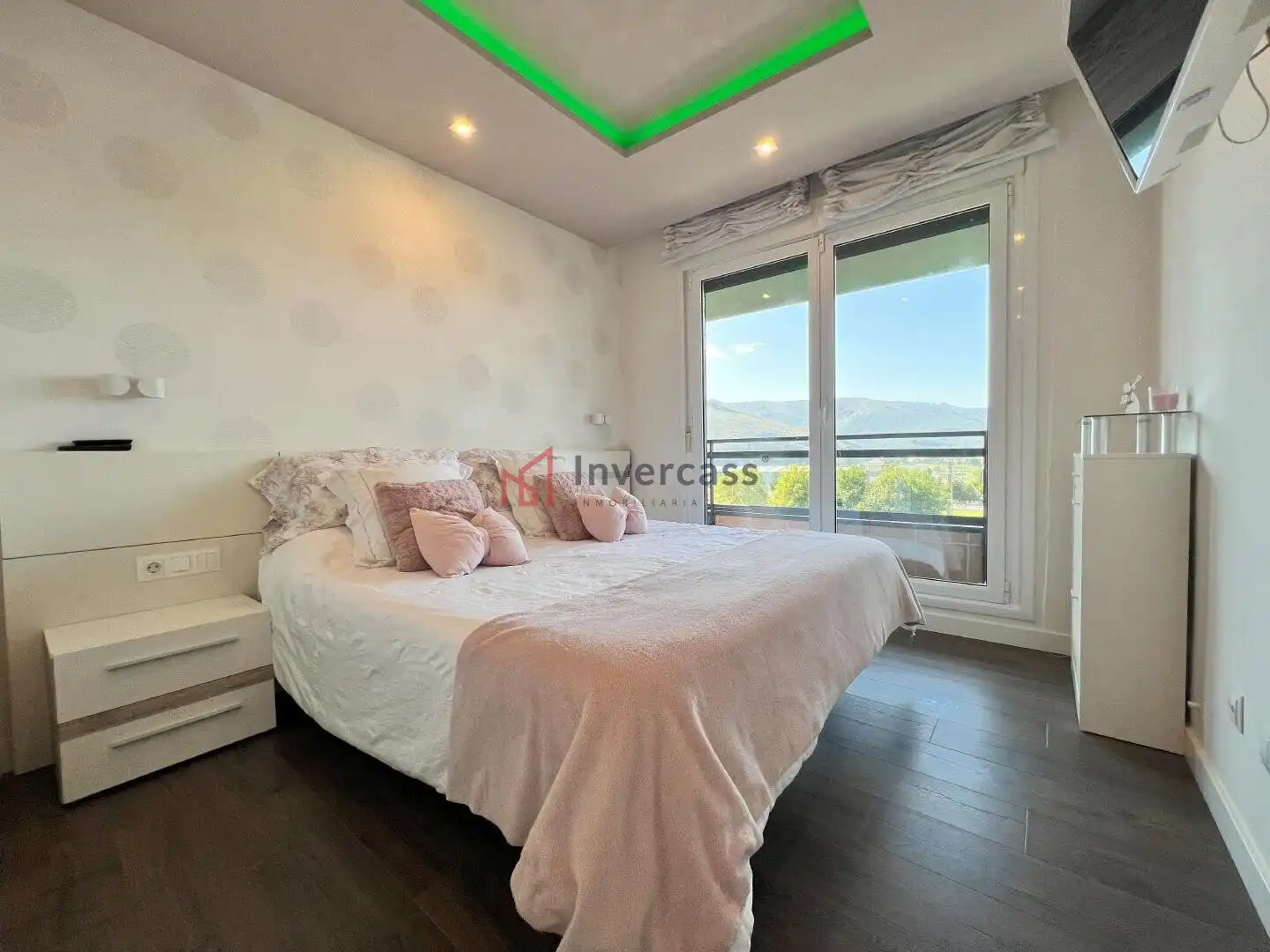 Habitación de Casa adosada en venta en Castro-Urdiales con Jardín privado, Trastero y Piscina comunitaria