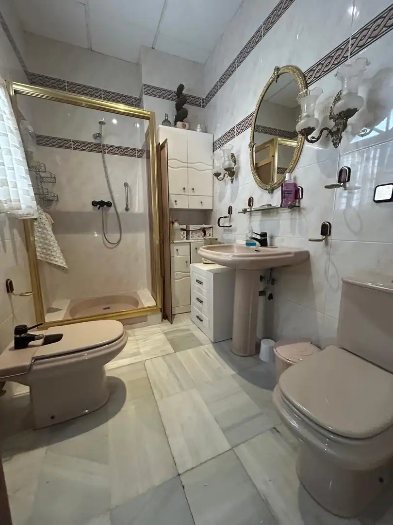 Bathroom of Houses for sale in Utrera
