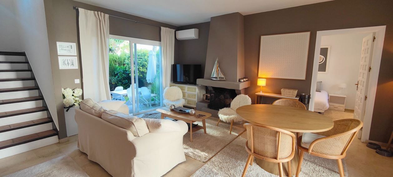 Sala d'estar de Casa adosada en venda en Marbella amb Aire condicionat, Jardí privat i Terrassa