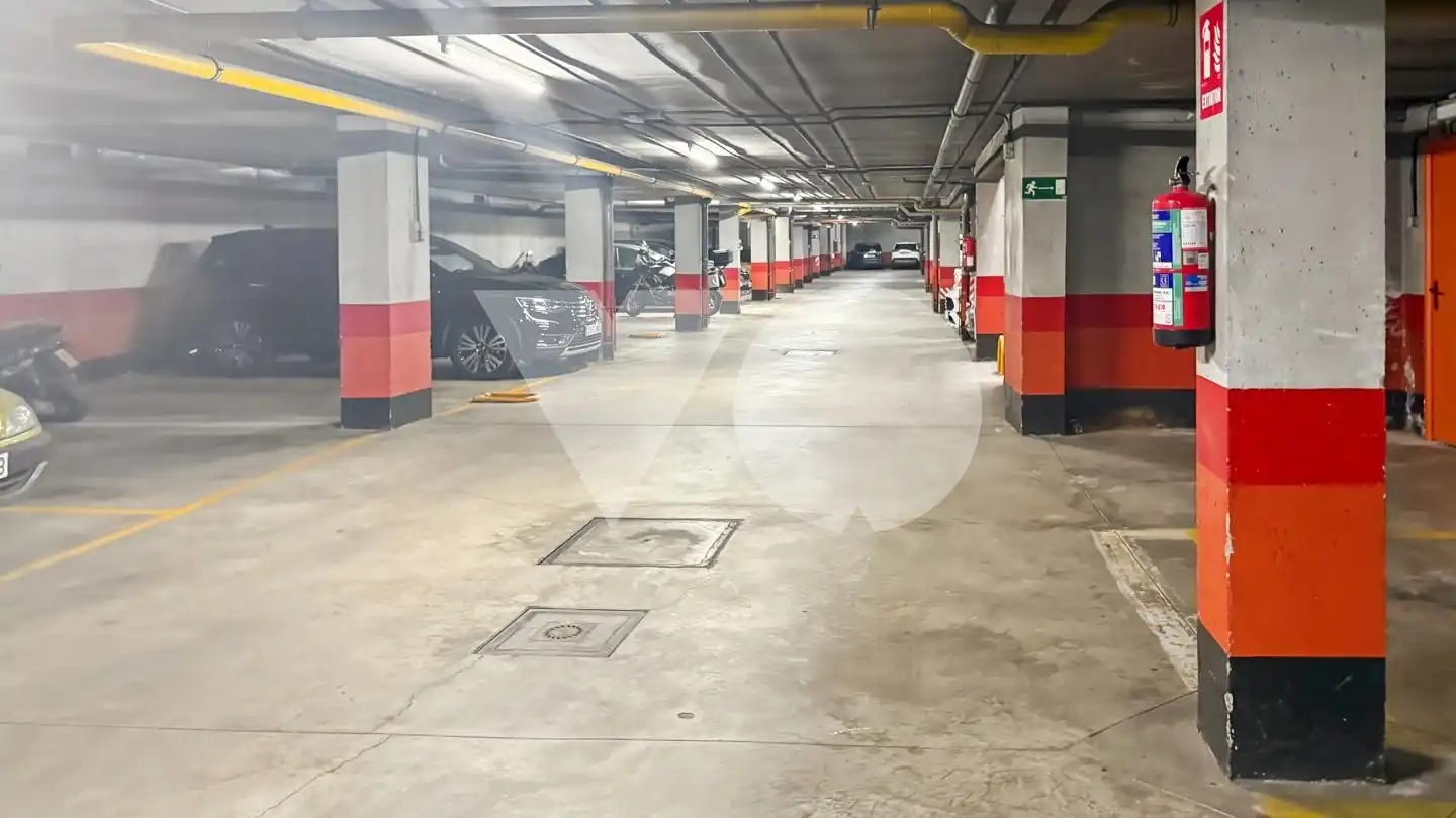 Parking de Piso en venta en Madrid con Aire acondicionado, Calefacción y Jardín privado
