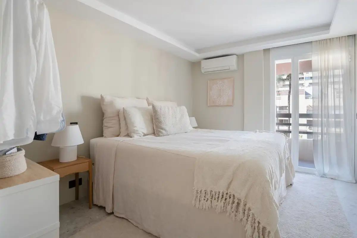 Habitación de Ático en venta en Marbella con Terraza y Piscina