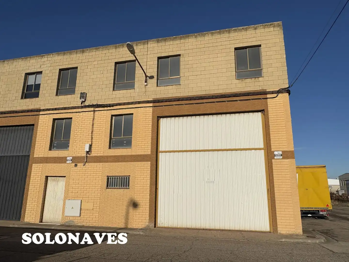 Außenansicht von Fabrikhallen zur Miete in Zaragoza