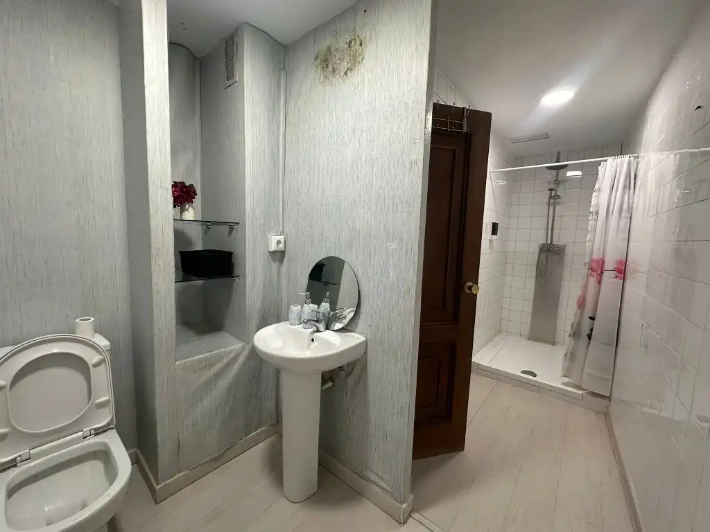 Badezimmer von Wohnung zur Miete in Córdoba mit Schwimmbad