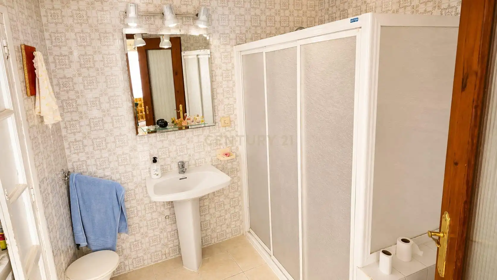 Bathroom of Houses for sale in Granja de Torrehermosa  with Air Conditioner, Storage room and Oven
