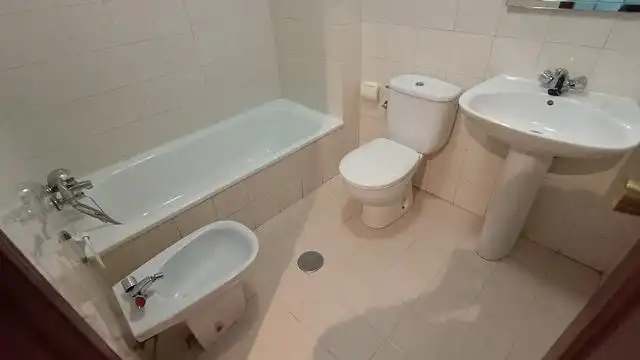 Bathroom of Flat for rent in Santiago de Compostela   with Storage room and Washing machine
